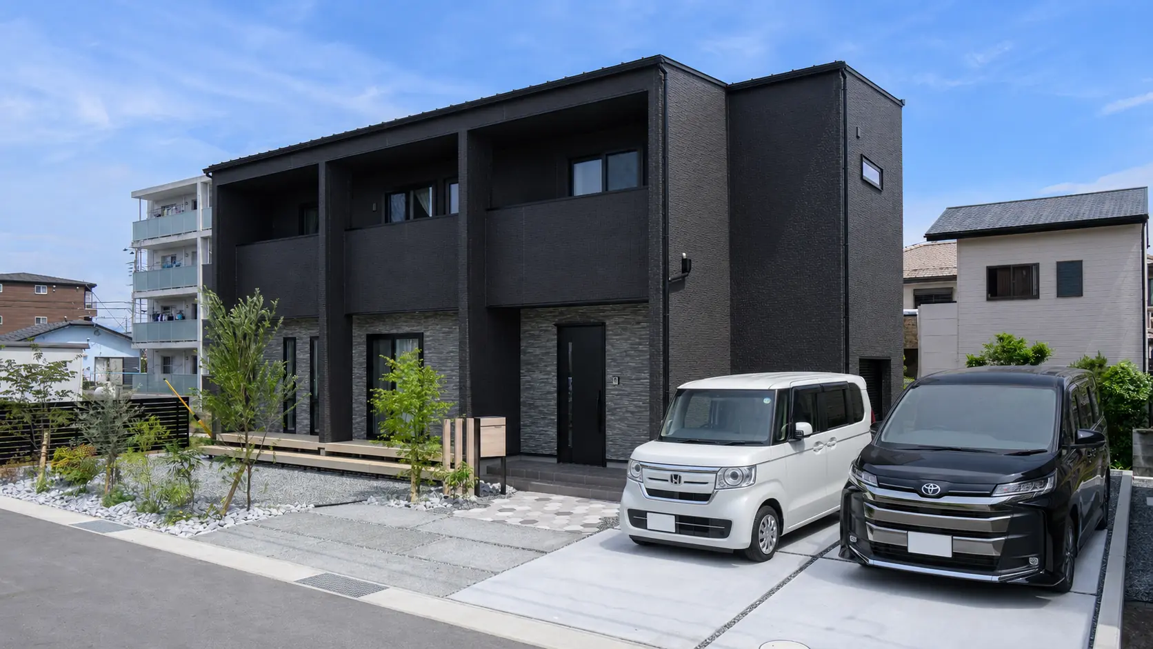 Standard施工事例・黒い外壁の住宅外観