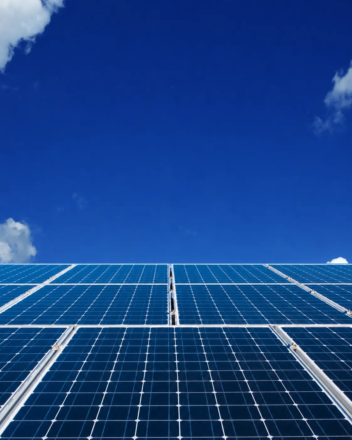 青空の下に設置された太陽光発電パネル